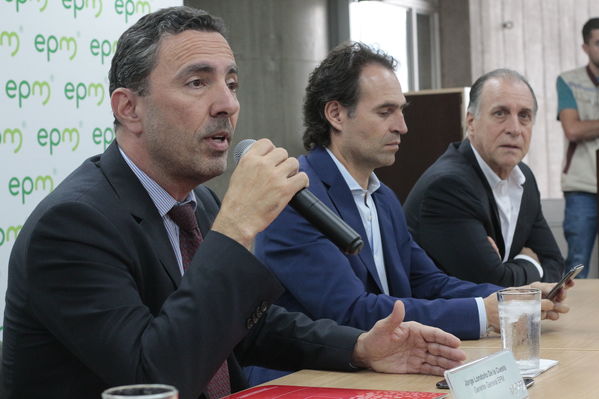 Rueda  Prensa Notificación  aseguradora Proyecto Ituango
Rueda de Prensa-Notificación de aseguradora Proyecto Ituango
Fecha: Septiembre 17 de 2019. 
Para descargar esta fotografía en alta resolución, haga clic sobre la imagen hasta que la misma se despliegue en la pantalla completa; luego dé clic derecho y elija la opción "guardar imagen como". 
En caso de publicación por cualquier medio, solicitamos acompañarla del crédito: "Foto EPM"
Palabras clave: Rueda  Prensa Notificación  aseguradora Proyecto Ituango