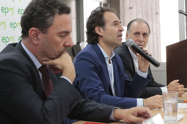 Rueda  Prensa Notificación  aseguradora Proyecto Ituango
Rueda de Prensa-Notificación de aseguradora Proyecto Ituango
Fecha: Septiembre 17 de 2019. 
Para descargar esta fotografía en alta resolución, haga clic sobre la imagen hasta que la misma se despliegue en la pantalla completa; luego dé clic derecho y elija la opción "guardar imagen como". 
En caso de publicación por cualquier medio, solicitamos acompañarla del crédito: "Foto EPM"
Palabras clave: Rueda  Prensa Notificación  aseguradora Proyecto Ituango