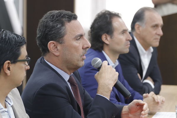 Rueda  Prensa Notificación  aseguradora Proyecto Ituango
Rueda de Prensa-Notificación de aseguradora Proyecto Ituango
Fecha: Septiembre 17 de 2019. 
Para descargar esta fotografía en alta resolución, haga clic sobre la imagen hasta que la misma se despliegue en la pantalla completa; luego dé clic derecho y elija la opción "guardar imagen como". 
En caso de publicación por cualquier medio, solicitamos acompañarla del crédito: "Foto EPM"
Palabras clave: Rueda  Prensa Notificación  aseguradora Proyecto Ituango