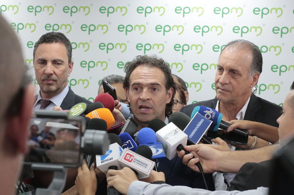 Rueda  Prensa Notificación  aseguradora Proyecto Ituango
Rueda de Prensa-Notificación de aseguradora Proyecto Ituango
Fecha: Septiembre 17 de 2019. 
Para descargar esta fotografía en alta resolución, haga clic sobre la imagen hasta que la misma se despliegue en la pantalla completa; luego dé clic derecho y elija la opción "guardar imagen como". 
En caso de publicación por cualquier medio, solicitamos acompañarla del crédito: "Foto EPM"
Palabras clave: Rueda  Prensa Notificación  aseguradora Proyecto Ituango