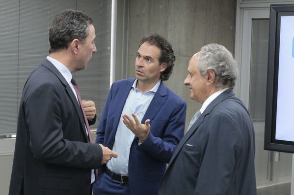 Rueda  Prensa Notificación  aseguradora Proyecto Ituango
Rueda de Prensa-Notificación de aseguradora Proyecto Ituango
Fecha: Septiembre 17 de 2019. 
Para descargar esta fotografía en alta resolución, haga clic sobre la imagen hasta que la misma se despliegue en la pantalla completa; luego dé clic derecho y elija la opción "guardar imagen como". 
En caso de publicación por cualquier medio, solicitamos acompañarla del crédito: "Foto EPM"
Palabras clave: Rueda  Prensa Notificación  aseguradora Proyecto Ituango