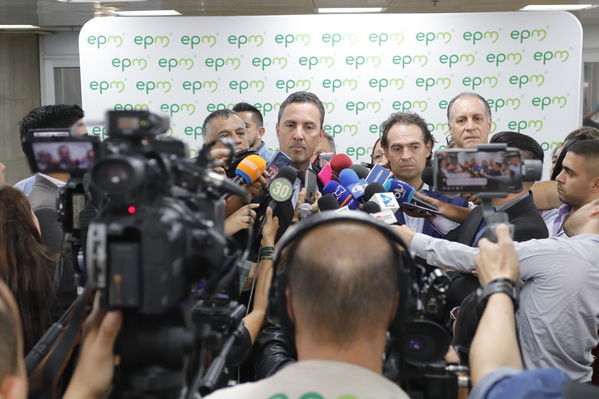 Rueda de Prensa-Notificación de aseguradora Proyecto Ituango
Rueda de Prensa-Notificación de aseguradora Proyecto Ituango
Fecha: Septiembre 17 de 2019. 
Para descargar esta fotografía en alta resolución, haga clic sobre la imagen hasta que la misma se despliegue en la pantalla completa; luego dé clic derecho y elija la opción "guardar imagen como". 
En caso de publicación por cualquier medio, solicitamos acompañarla del crédito: "Foto EPM"
Palabras clave: Rueda  Prensa Notificación  aseguradora Proyecto Ituango