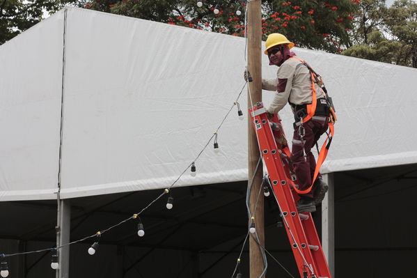 Montaje del Alumbrado navideño Medellin 2019
Montaje del Alumbrado navideño Medellin 2019
Fecha: 2 septiembre 2019.
Para descargar esta fotografía en alta resolución, haga clic sobre la imagen hasta que la misma se despliegue en la pantalla completa; luego dé clic derecho y elija la opción "guardar imagen como". 
En caso de publicación por cualquier medio, solicitamos acompañarla del crédito: "Foto EPM"
Palabras clave: Montaje del Alumbrado navideño Medellin 2019