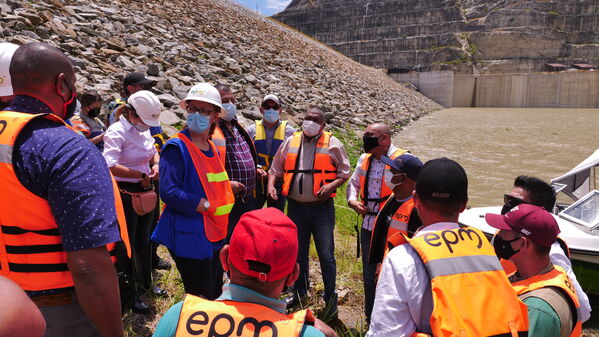 Visita Embajadora  Suecia  Colombia  Hidroituango
Visita Embajadora de Suecia en Colombia a Hidroituango
Fecha: 2 Septiembre 2021
Para descargar esta fotografía en alta resolución, haga clic sobre la imagen hasta que la misma se despliegue en la pantalla completa; luego dé clic derecho y elija la opción "guardar imagen como". 
En caso de publicación por cualquier medio, solicitamos acompañarla del crédito: "Foto EPM"
Palabras clave: Visita Embajadora  Suecia  Colombia  Hidroituango