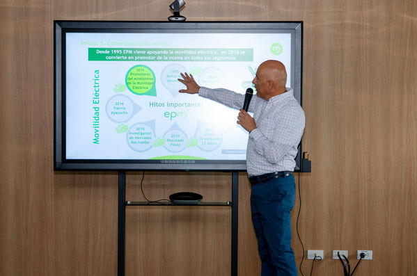 Diplomado para periodistas-Sector energético
Diplomado para periodistas-Sector energético
Fecha: Septiembre 21 2019.
Para descargar esta fotografía en alta resolución, haga clic sobre la imagen hasta que la misma se despliegue en la pantalla completa; luego dé clic derecho y elija la opción "guardar imagen como". 
En caso de publicación por cualquier medio, solicitamos acompañarla del crédito: "Foto EPM
Palabras clave: Diplomado para periodistas-Sector energético