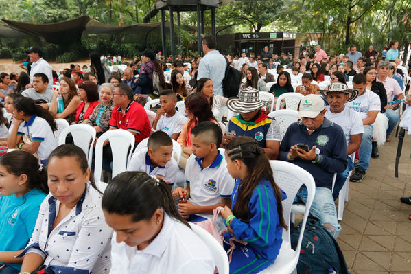 Entrega distinción vida Corantioquia EPM
Entrega distinción vida de Corantioquia a EPM.
Fecha: Septiembre 25 2019.
Para descargar esta fotografía en alta resolución, haga clic sobre la imagen hasta que la misma se despliegue en la pantalla completa; luego dé clic derecho y elija la opción "guardar imagen como". 
En caso de publicación por cualquier medio, solicitamos acompañarla del crédito: "Foto EPM
Palabras clave: Entrega distinción vida Corantioquia EPM