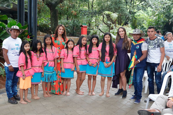 Entrega distinción vida Corantioquia EPM
Entrega distinción vida de Corantioquia a EPM.
Fecha: Septiembre 25 2019.
Para descargar esta fotografía en alta resolución, haga clic sobre la imagen hasta que la misma se despliegue en la pantalla completa; luego dé clic derecho y elija la opción "guardar imagen como". 
En caso de publicación por cualquier medio, solicitamos acompañarla del crédito: "Foto EPM
Palabras clave: Entrega distinción vida Corantioquia EPM
