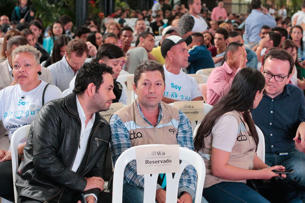 Entrega distinción vida Corantioquia EPM
Entrega distinción vida de Corantioquia a EPM.
Fecha: Septiembre 25 2019.
Para descargar esta fotografía en alta resolución, haga clic sobre la imagen hasta que la misma se despliegue en la pantalla completa; luego dé clic derecho y elija la opción "guardar imagen como". 
En caso de publicación por cualquier medio, solicitamos acompañarla del crédito: "Foto EPM
Palabras clave: Entrega distinción vida Corantioquia EPM