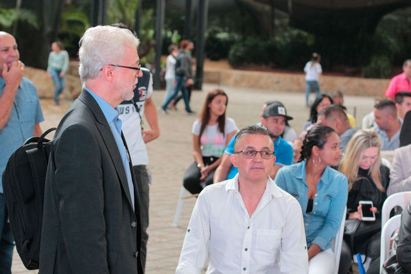Entrega distinción vida Corantioquia EPM
Entrega distinción vida de Corantioquia a EPM.
Fecha: Septiembre 25 2019.
Para descargar esta fotografía en alta resolución, haga clic sobre la imagen hasta que la misma se despliegue en la pantalla completa; luego dé clic derecho y elija la opción "guardar imagen como". 
En caso de publicación por cualquier medio, solicitamos acompañarla del crédito: "Foto EPM
Palabras clave: Entrega distinción vida Corantioquia EPM