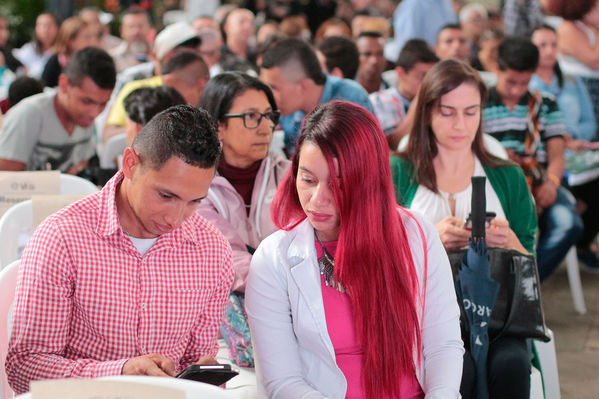 Entrega distinción vida Corantioquia EPM
Entrega distinción vida de Corantioquia a EPM.
Fecha: Septiembre 25 2019.
Para descargar esta fotografía en alta resolución, haga clic sobre la imagen hasta que la misma se despliegue en la pantalla completa; luego dé clic derecho y elija la opción "guardar imagen como". 
En caso de publicación por cualquier medio, solicitamos acompañarla del crédito: "Foto EPM
Palabras clave: Entrega distinción vida Corantioquia EPM