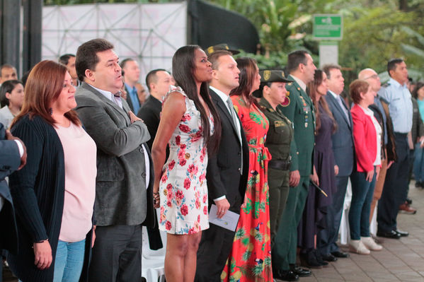 Entrega distinción vida Corantioquia EPM
Entrega distinción vida de Corantioquia a EPM.
Fecha: Septiembre 25 2019.
Para descargar esta fotografía en alta resolución, haga clic sobre la imagen hasta que la misma se despliegue en la pantalla completa; luego dé clic derecho y elija la opción "guardar imagen como". 
En caso de publicación por cualquier medio, solicitamos acompañarla del crédito: "Foto EPM
Palabras clave: Entrega distinción vida Corantioquia EPM