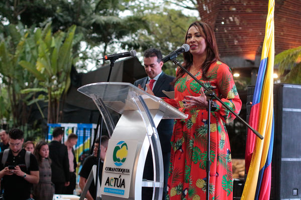 Entrega distinción vida Corantioquia EPM
Entrega distinción vida de Corantioquia a EPM.
Fecha: Septiembre 25 2019.
Para descargar esta fotografía en alta resolución, haga clic sobre la imagen hasta que la misma se despliegue en la pantalla completa; luego dé clic derecho y elija la opción "guardar imagen como". 
En caso de publicación por cualquier medio, solicitamos acompañarla del crédito: "Foto EPM
Palabras clave: Entrega distinción vida Corantioquia EPM