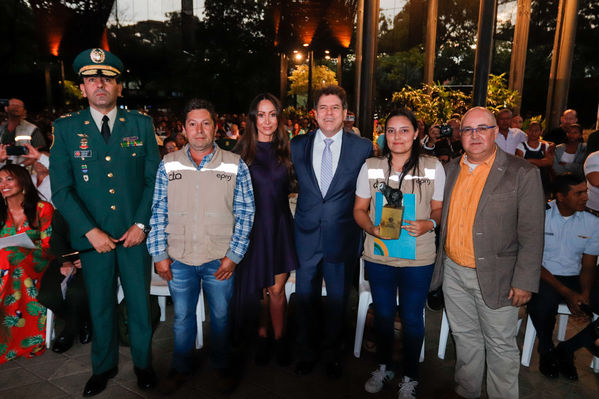 Entrega distinción vida Corantioquia EPM
Entrega distinción vida de Corantioquia a EPM.
Fecha: Septiembre 25 2019.
Para descargar esta fotografía en alta resolución, haga clic sobre la imagen hasta que la misma se despliegue en la pantalla completa; luego dé clic derecho y elija la opción "guardar imagen como". 
En caso de publicación por cualquier medio, solicitamos acompañarla del crédito: "Foto EPM
Palabras clave: Entrega distinción vida Corantioquia EPM