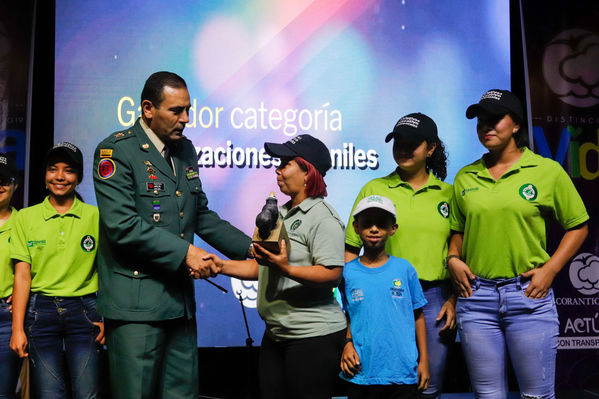Entrega distinción vida Corantioquia EPM
Entrega distinción vida de Corantioquia a EPM.
Fecha: Septiembre 25 2019.
Para descargar esta fotografía en alta resolución, haga clic sobre la imagen hasta que la misma se despliegue en la pantalla completa; luego dé clic derecho y elija la opción "guardar imagen como". 
En caso de publicación por cualquier medio, solicitamos acompañarla del crédito: "Foto EPM
Palabras clave: Entrega distinción vida Corantioquia EPM