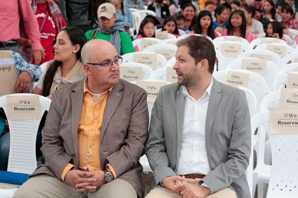Entrega distinción vida Corantioquia EPM
Entrega distinción vida de Corantioquia a EPM.
Fecha: Septiembre 25 2019.
Para descargar esta fotografía en alta resolución, haga clic sobre la imagen hasta que la misma se despliegue en la pantalla completa; luego dé clic derecho y elija la opción "guardar imagen como". 
En caso de publicación por cualquier medio, solicitamos acompañarla del crédito: "Foto EPM
Palabras clave: Entrega distinción vida Corantioquia EPM