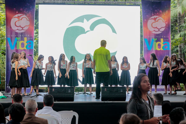 Entrega distinción vida Corantioquia EPM
Entrega distinción vida de Corantioquia a EPM.
Fecha: Septiembre 25 2019.
Para descargar esta fotografía en alta resolución, haga clic sobre la imagen hasta que la misma se despliegue en la pantalla completa; luego dé clic derecho y elija la opción "guardar imagen como". 
En caso de publicación por cualquier medio, solicitamos acompañarla del crédito: "Foto EPM
Palabras clave: Entrega distinción vida Corantioquia EPM