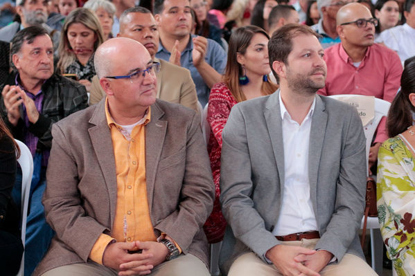 Entrega distinción vida Corantioquia EPM
Entrega distinción vida de Corantioquia a EPM.
Fecha: Septiembre 25 2019.
Para descargar esta fotografía en alta resolución, haga clic sobre la imagen hasta que la misma se despliegue en la pantalla completa; luego dé clic derecho y elija la opción "guardar imagen como". 
En caso de publicación por cualquier medio, solicitamos acompañarla del crédito: "Foto EPM
Palabras clave: Entrega distinción vida Corantioquia EPM