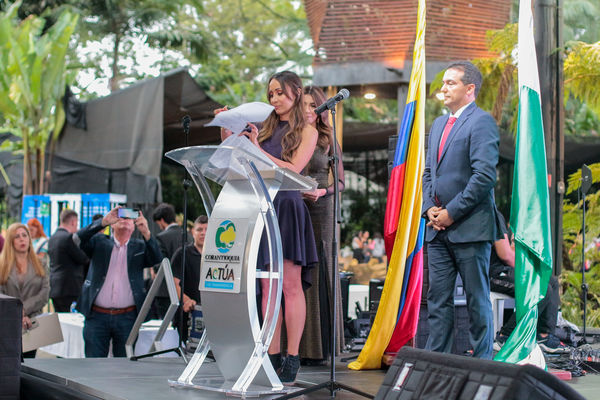 Entrega distinción vida Corantioquia EPM
Entrega distinción vida de Corantioquia a EPM.
Fecha: Septiembre 25 2019.
Para descargar esta fotografía en alta resolución, haga clic sobre la imagen hasta que la misma se despliegue en la pantalla completa; luego dé clic derecho y elija la opción "guardar imagen como". 
En caso de publicación por cualquier medio, solicitamos acompañarla del crédito: "Foto EPM
Palabras clave: Entrega distinción vida Corantioquia EPM