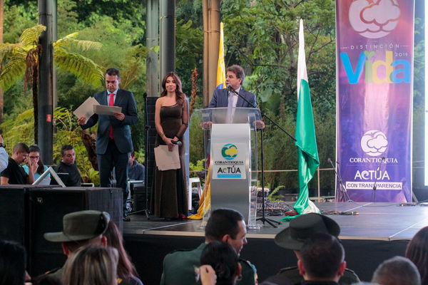 Entrega distinción vida Corantioquia EPM
Entrega distinción vida de Corantioquia a EPM.
Fecha: Septiembre 25 2019.
Para descargar esta fotografía en alta resolución, haga clic sobre la imagen hasta que la misma se despliegue en la pantalla completa; luego dé clic derecho y elija la opción "guardar imagen como". 
En caso de publicación por cualquier medio, solicitamos acompañarla del crédito: "Foto EPM
Palabras clave: Entrega distinción vida Corantioquia EPM