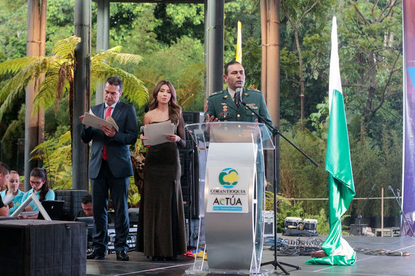 Entrega distinción vida Corantioquia EPM
Entrega distinción vida de Corantioquia a EPM.
Fecha: Septiembre 25 2019.
Para descargar esta fotografía en alta resolución, haga clic sobre la imagen hasta que la misma se despliegue en la pantalla completa; luego dé clic derecho y elija la opción "guardar imagen como". 
En caso de publicación por cualquier medio, solicitamos acompañarla del crédito: "Foto EPM
Palabras clave: Entrega distinción vida Corantioquia EPM