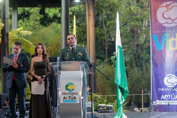 Entrega distinción vida Corantioquia EPM
Entrega distinción vida de Corantioquia a EPM.
Fecha: Septiembre 25 2019.
Para descargar esta fotografía en alta resolución, haga clic sobre la imagen hasta que la misma se despliegue en la pantalla completa; luego dé clic derecho y elija la opción "guardar imagen como". 
En caso de publicación por cualquier medio, solicitamos acompañarla del crédito: "Foto EPM
Palabras clave: Entrega distinción vida Corantioquia EPM