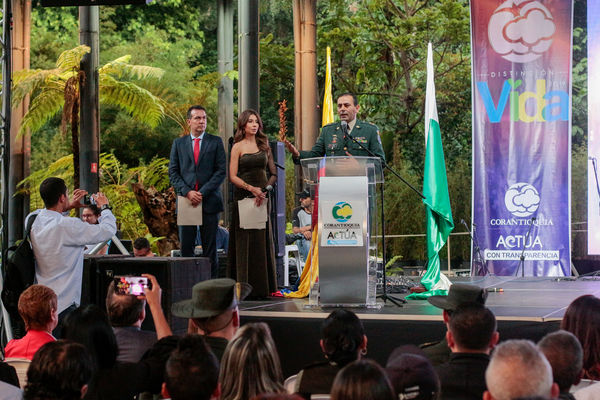Entrega distinción vida Corantioquia EPM
Entrega distinción vida de Corantioquia a EPM.
Fecha: Septiembre 25 2019.
Para descargar esta fotografía en alta resolución, haga clic sobre la imagen hasta que la misma se despliegue en la pantalla completa; luego dé clic derecho y elija la opción "guardar imagen como". 
En caso de publicación por cualquier medio, solicitamos acompañarla del crédito: "Foto EPM
Palabras clave: Entrega distinción vida Corantioquia EPM