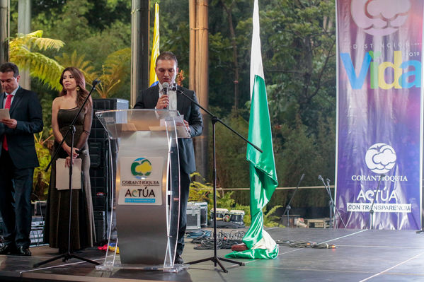 Entrega distinción vida Corantioquia EPM
Entrega distinción vida de Corantioquia a EPM.
Fecha: Septiembre 25 2019.
Para descargar esta fotografía en alta resolución, haga clic sobre la imagen hasta que la misma se despliegue en la pantalla completa; luego dé clic derecho y elija la opción "guardar imagen como". 
En caso de publicación por cualquier medio, solicitamos acompañarla del crédito: "Foto EPM
Palabras clave: Entrega distinción vida Corantioquia EPM