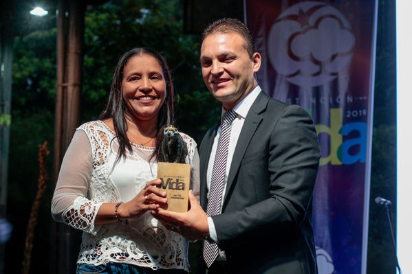 Entrega distinción vida Corantioquia EPM
Entrega distinción vida de Corantioquia a EPM.
Fecha: Septiembre 25 2019.
Para descargar esta fotografía en alta resolución, haga clic sobre la imagen hasta que la misma se despliegue en la pantalla completa; luego dé clic derecho y elija la opción "guardar imagen como". 
En caso de publicación por cualquier medio, solicitamos acompañarla del crédito: "Foto EPM
Palabras clave: Entrega distinción vida Corantioquia EPM