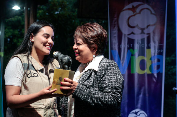 Entrega distinción vida Corantioquia EPM
Entrega distinción vida de Corantioquia a EPM.
Fecha: Septiembre 25 2019.
Para descargar esta fotografía en alta resolución, haga clic sobre la imagen hasta que la misma se despliegue en la pantalla completa; luego dé clic derecho y elija la opción "guardar imagen como". 
En caso de publicación por cualquier medio, solicitamos acompañarla del crédito: "Foto EPM
Palabras clave: Entrega distinción vida Corantioquia EPM