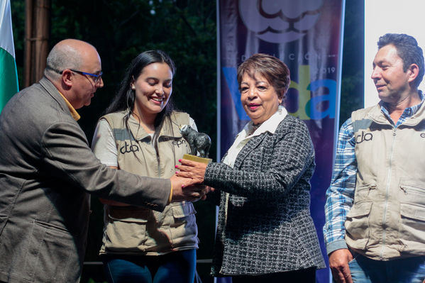 Entrega distinción vida Corantioquia EPM
Entrega distinción vida de Corantioquia a EPM.
Fecha: Septiembre 25 2019.
Para descargar esta fotografía en alta resolución, haga clic sobre la imagen hasta que la misma se despliegue en la pantalla completa; luego dé clic derecho y elija la opción "guardar imagen como". 
En caso de publicación por cualquier medio, solicitamos acompañarla del crédito: "Foto EPM
Palabras clave: Entrega distinción vida Corantioquia EPM