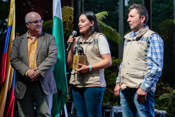 Entrega distinción vida Corantioquia EPM
Entrega distinción vida de Corantioquia a EPM.
Fecha: Septiembre 25 2019.
Para descargar esta fotografía en alta resolución, haga clic sobre la imagen hasta que la misma se despliegue en la pantalla completa; luego dé clic derecho y elija la opción "guardar imagen como". 
En caso de publicación por cualquier medio, solicitamos acompañarla del crédito: "Foto EPM
Palabras clave: Entrega distinción vida Corantioquia EPM