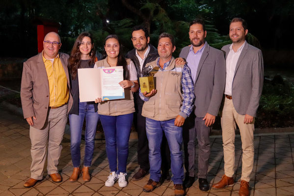 Entrega distinción vida Corantioquia EPM
Entrega distinción vida de Corantioquia a EPM.
Fecha: Septiembre 25 2019.
Para descargar esta fotografía en alta resolución, haga clic sobre la imagen hasta que la misma se despliegue en la pantalla completa; luego dé clic derecho y elija la opción "guardar imagen como". 
En caso de publicación por cualquier medio, solicitamos acompañarla del crédito: "Foto EPM
Palabras clave: Entrega distinción vida Corantioquia EPM
