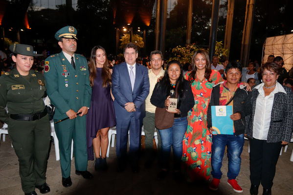 Entrega distinción vida Corantioquia EPM
Entrega distinción vida de Corantioquia a EPM.
Fecha: Septiembre 25 2019.
Para descargar esta fotografía en alta resolución, haga clic sobre la imagen hasta que la misma se despliegue en la pantalla completa; luego dé clic derecho y elija la opción "guardar imagen como". 
En caso de publicación por cualquier medio, solicitamos acompañarla del crédito: "Foto EPM
Palabras clave: Entrega distinción vida Corantioquia EPM