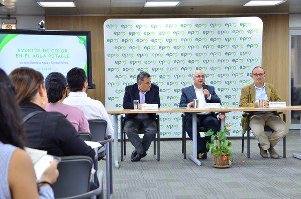 Rueda de prensa-Calidad agua sur del Valle de Aburrá
Rueda de prensa-Calidad agua sur del Valle de Aburrá
Fecha: Septiembre 3 de 2019. 
Para descargar esta fotografía en alta resolución, haga clic sobre la imagen hasta que la misma se despliegue en la pantalla completa; luego dé clic derecho y elija la opción "guardar imagen como". 
En caso de publicación por cualquier medio, solicitamos acompañarla del crédito: "Foto EPM"
Palabras clave: Rueda de prensa-Calidad agua sur del Valle de Aburrá