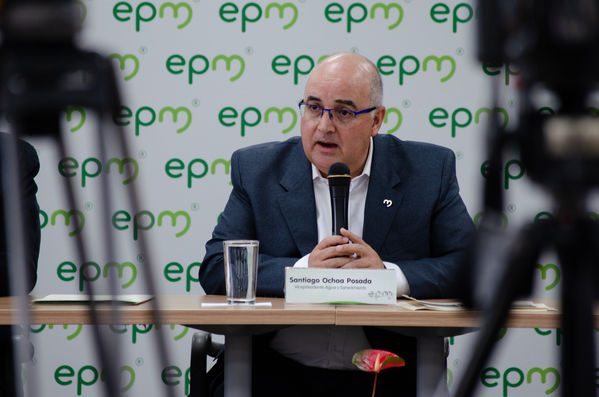 Rueda de prensa-Calidad agua sur del Valle de Aburrá
Rueda de prensa-Calidad agua sur del Valle de Aburrá
Fecha: Septiembre 3 de 2019. 
Para descargar esta fotografía en alta resolución, haga clic sobre la imagen hasta que la misma se despliegue en la pantalla completa; luego dé clic derecho y elija la opción "guardar imagen como". 
En caso de publicación por cualquier medio, solicitamos acompañarla del crédito: "Foto EPM"
Palabras clave: Rueda de prensa-Calidad agua sur del Valle de Aburrá