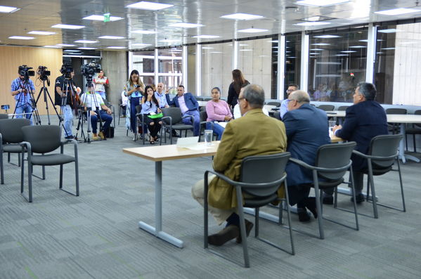Rueda de prensa-Calidad agua sur del Valle de Aburrá
Rueda de prensa-Calidad agua sur del Valle de Aburrá
Fecha: Septiembre 3 de 2019. 
Para descargar esta fotografía en alta resolución, haga clic sobre la imagen hasta que la misma se despliegue en la pantalla completa; luego dé clic derecho y elija la opción "guardar imagen como". 
En caso de publicación por cualquier medio, solicitamos acompañarla del crédito: "Foto EPM"
Palabras clave: Rueda de prensa-Calidad agua sur del Valle de Aburrá