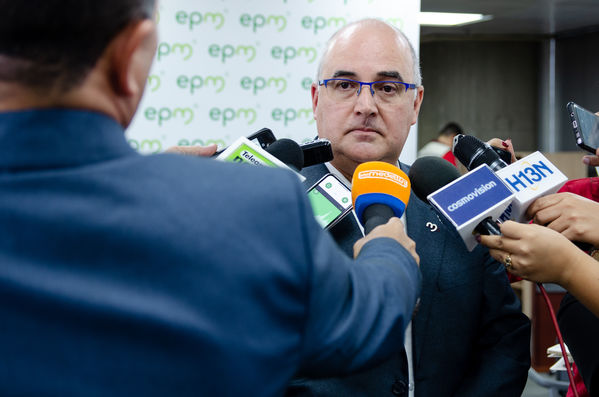 Rueda de prensa-Calidad agua sur del Valle de Aburrá
Rueda de prensa-Calidad agua sur del Valle de Aburrá
Fecha: Septiembre 3 de 2019. 
Para descargar esta fotografía en alta resolución, haga clic sobre la imagen hasta que la misma se despliegue en la pantalla completa; luego dé clic derecho y elija la opción "guardar imagen como". 
En caso de publicación por cualquier medio, solicitamos acompañarla del crédito: "Foto EPM"
Palabras clave: Rueda prensa Calidad agua sur  Valle  Aburrá