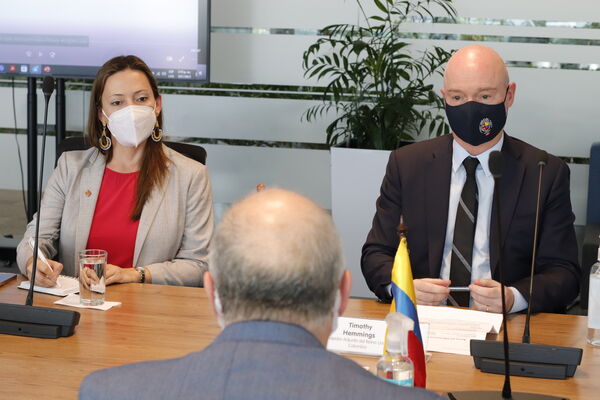 Visita Embajador  Gran Bretaña
Visita Embajador de Gran Bretaña
Fecha: 3 SEPTIEMBRE 2021
Para descargar esta fotografía en alta resolución, haga clic sobre la imagen hasta que la misma se despliegue en la pantalla completa; luego dé clic derecho y elija la opción "guardar imagen como". 
En caso de publicación por cualquier medio, solicitamos acompañarla del crédito: "Foto EPM"
Palabras clave: Visita Embajador  Gran Bretaña