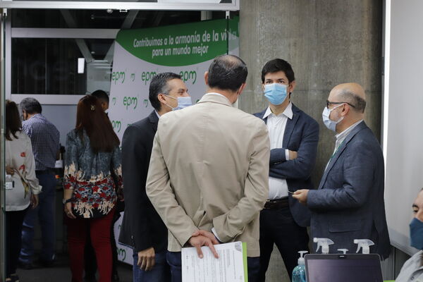 Rueda prensa paneles solares Edificio EPM
Rueda prensa paneles solares Edificio EPM
Fecha: Septiembre  3 2021
Para descargar esta fotografía en alta resolución, haga clic sobre la imagen hasta que la misma se despliegue en la pantalla completa; luego dé clic derecho y elija la opción "guardar imagen como". 
En caso de publicación por cualquier medio, solicitamos acompañarla del crédito: "Foto EPM"
Palabras clave: Rueda prensa paneles solares Edificio EPM