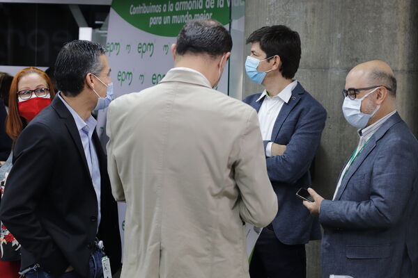 Rueda prensa paneles solares Edificio EPM
Rueda prensa paneles solares Edificio EPM
Fecha: Septiembre  3 2021
Para descargar esta fotografía en alta resolución, haga clic sobre la imagen hasta que la misma se despliegue en la pantalla completa; luego dé clic derecho y elija la opción "guardar imagen como". 
En caso de publicación por cualquier medio, solicitamos acompañarla del crédito: "Foto EPM"
Palabras clave: Rueda prensa paneles solares Edificio EPM