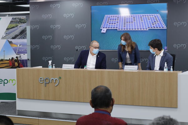 Rueda prensa paneles solares Edificio EPM
Rueda prensa paneles solares Edificio EPM
Fecha: Septiembre  3 2021
Para descargar esta fotografía en alta resolución, haga clic sobre la imagen hasta que la misma se despliegue en la pantalla completa; luego dé clic derecho y elija la opción "guardar imagen como". 
En caso de publicación por cualquier medio, solicitamos acompañarla del crédito: "Foto EPM"
Palabras clave: Rueda prensa paneles solares Edificio EPM