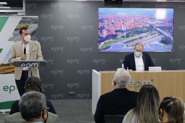 Rueda prensa paneles solares Edificio EPM
Rueda prensa paneles solares Edificio EPM
Fecha: Septiembre  3 2021
Para descargar esta fotografía en alta resolución, haga clic sobre la imagen hasta que la misma se despliegue en la pantalla completa; luego dé clic derecho y elija la opción "guardar imagen como". 
En caso de publicación por cualquier medio, solicitamos acompañarla del crédito: "Foto EPM"
Palabras clave: Rueda prensa paneles solares Edificio EPM