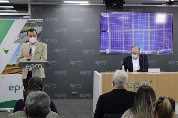 Rueda prensa paneles solares Edificio EPM
Rueda prensa paneles solares Edificio EPM
Fecha: Septiembre  3 2021
Para descargar esta fotografía en alta resolución, haga clic sobre la imagen hasta que la misma se despliegue en la pantalla completa; luego dé clic derecho y elija la opción "guardar imagen como". 
En caso de publicación por cualquier medio, solicitamos acompañarla del crédito: "Foto EPM"
Palabras clave: Rueda prensa paneles solares Edificio EPM
