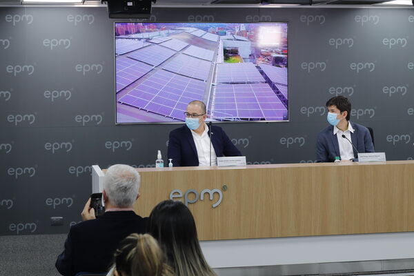 Rueda prensa paneles solares Edificio EPM
Rueda prensa paneles solares Edificio EPM
Fecha: Septiembre  3 2021
Para descargar esta fotografía en alta resolución, haga clic sobre la imagen hasta que la misma se despliegue en la pantalla completa; luego dé clic derecho y elija la opción "guardar imagen como". 
En caso de publicación por cualquier medio, solicitamos acompañarla del crédito: "Foto EPM"
Palabras clave: Rueda prensa paneles solares Edificio EPM