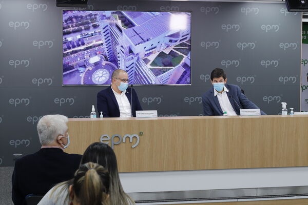 Rueda prensa paneles solares Edificio EPM
Rueda prensa paneles solares Edificio EPM
Fecha: Septiembre  3 2021
Para descargar esta fotografía en alta resolución, haga clic sobre la imagen hasta que la misma se despliegue en la pantalla completa; luego dé clic derecho y elija la opción "guardar imagen como". 
En caso de publicación por cualquier medio, solicitamos acompañarla del crédito: "Foto EPM"
Palabras clave: Rueda prensa paneles solares Edificio EPM