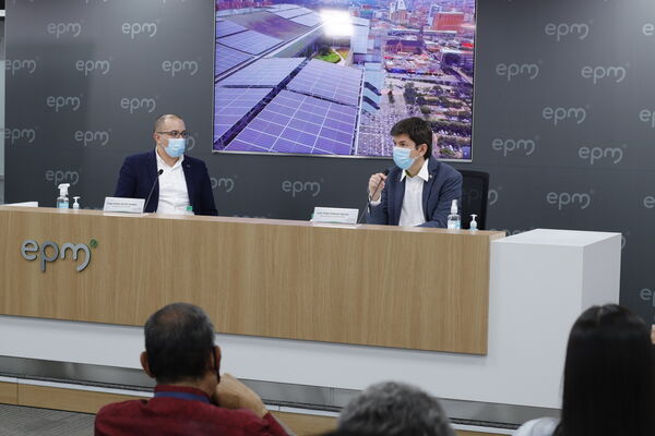 Rueda prensa paneles solares Edificio EPM
Rueda prensa paneles solares Edificio EPM
Fecha: Septiembre  3 2021
Para descargar esta fotografía en alta resolución, haga clic sobre la imagen hasta que la misma se despliegue en la pantalla completa; luego dé clic derecho y elija la opción "guardar imagen como". 
En caso de publicación por cualquier medio, solicitamos acompañarla del crédito: "Foto EPM"
Palabras clave: Rueda prensa paneles solares Edificio EPM