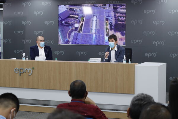 Rueda prensa paneles solares Edificio EPM
Rueda prensa paneles solares Edificio EPM
Fecha: Septiembre  3 2021
Para descargar esta fotografía en alta resolución, haga clic sobre la imagen hasta que la misma se despliegue en la pantalla completa; luego dé clic derecho y elija la opción "guardar imagen como". 
En caso de publicación por cualquier medio, solicitamos acompañarla del crédito: "Foto EPM"
Palabras clave: Rueda prensa paneles solares Edificio EPM