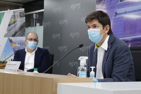Rueda prensa paneles solares Edificio EPM
Rueda prensa paneles solares Edificio EPM
Fecha: Septiembre  3 2021
Para descargar esta fotografía en alta resolución, haga clic sobre la imagen hasta que la misma se despliegue en la pantalla completa; luego dé clic derecho y elija la opción "guardar imagen como". 
En caso de publicación por cualquier medio, solicitamos acompañarla del crédito: "Foto EPM"
Palabras clave: Rueda prensa paneles solares Edificio EPM