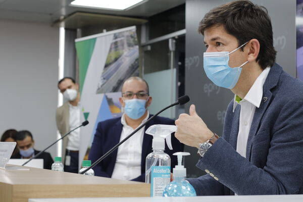 Rueda prensa paneles solares Edificio EPM
Rueda prensa paneles solares Edificio EPM
Fecha: Septiembre  3 2021
Para descargar esta fotografía en alta resolución, haga clic sobre la imagen hasta que la misma se despliegue en la pantalla completa; luego dé clic derecho y elija la opción "guardar imagen como". 
En caso de publicación por cualquier medio, solicitamos acompañarla del crédito: "Foto EPM"
Palabras clave: Rueda prensa paneles solares Edificio EPM