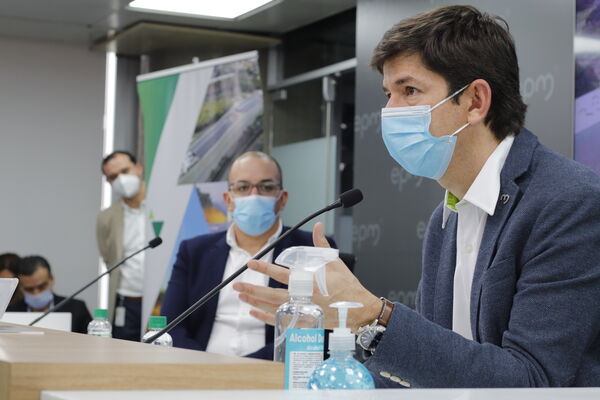 Rueda prensa paneles solares Edificio EPM
Rueda prensa paneles solares Edificio EPM
Fecha: Septiembre  3 2021
Para descargar esta fotografía en alta resolución, haga clic sobre la imagen hasta que la misma se despliegue en la pantalla completa; luego dé clic derecho y elija la opción "guardar imagen como". 
En caso de publicación por cualquier medio, solicitamos acompañarla del crédito: "Foto EPM"
Palabras clave: Rueda prensa paneles solares Edificio EPM